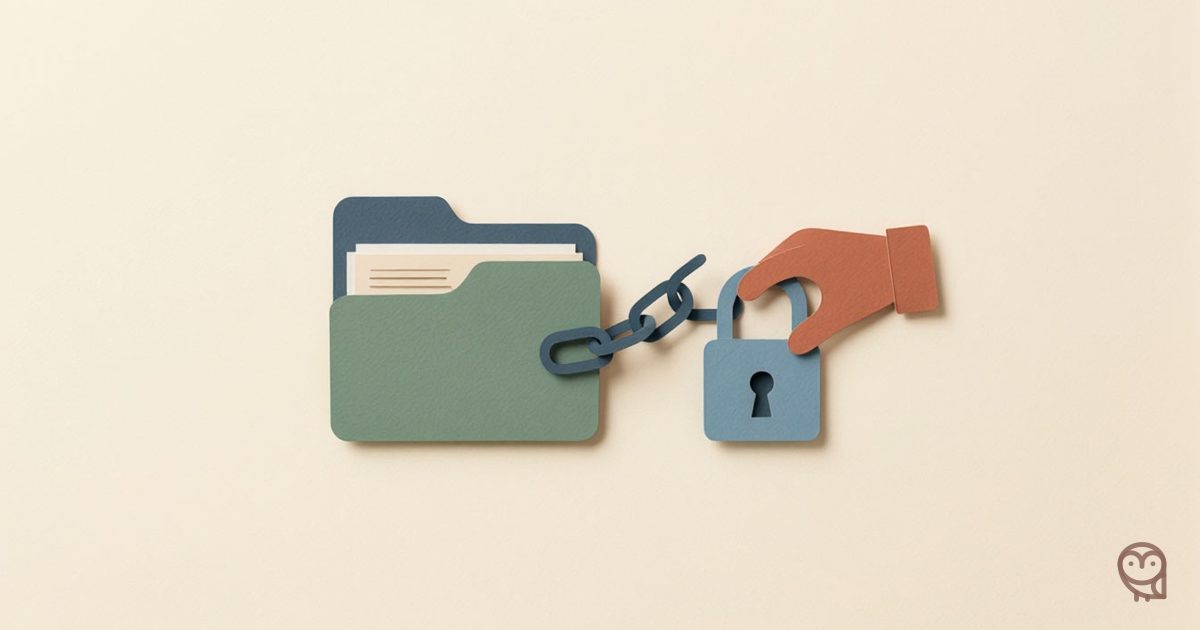Иллюстрация к статье о назначении ответственного за обработку персональных данных: открытая папка с документами, цепочка с замком и рука в перчатке символизируют контроль и защиту данных.